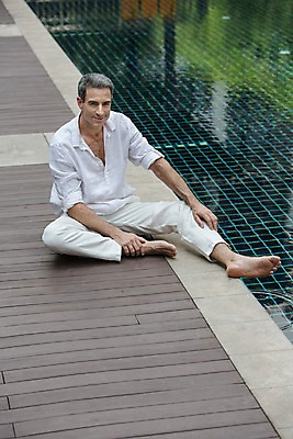 포토 JPG 주간 전신 서양인 외국인 백인 해외기획촬영 남자 여유 2013년태국 40대 중년 비즈니스 휴식 수영장 한명 미소 사람 앉기 성인 야외 앞모습 비즈니스맨 남자만 남자한명만 성인남자만 성인한명만 성인남자한명만 중년만 중년남자만 중년남자한명만 성인만 국내포토 자연요소 1 감정 뷰포인트 컨셉 모션 표정 인종 직장인 파일형식