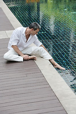 포토 JPG 주간 전신 서양인 외국인 백인 해외기획촬영 남자 여유 2013년태국 40대 중년 비즈니스 휴식 수영장 한명 사람 앉기 성인 야외 앞모습 비즈니스맨 발담그기 남자만 남자한명만 성인남자만 성인한명만 성인남자한명만 중년만 중년남자만 중년남자한명만 성인만 국내포토 자연요소 1 감정 뷰포인트 컨셉 모션 인종 직장인 파일형식