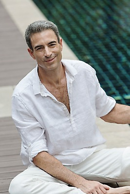 포토 JPG 주간 전신 서양인 외국인 백인 해외기획촬영 남자 여유 2013년태국 40대 중년 비즈니스 휴식 수영장 한명 미소 사람 앉기 성인 야외 앞모습 비즈니스맨 남자만 남자한명만 성인남자만 성인한명만 성인남자한명만 중년만 중년남자만 중년남자한명만 성인만 국내포토 자연요소 1 감정 뷰포인트 컨셉 모션 표정 인종 직장인 파일형식