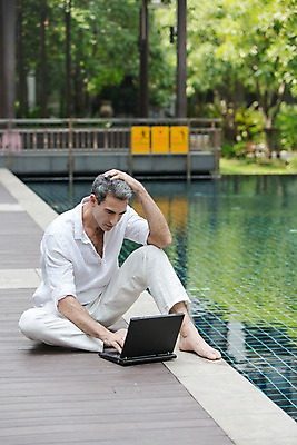 포토 JPG 주간 전신 서양인 외국인 백인 해외기획촬영 남자 여유 2013년태국 40대 중년 비즈니스 휴식 수영장 한명 사람 앉기 손짓 성인 야외 앞모습 노트북 비즈니스맨 남자만 남자한명만 성인남자만 성인한명만 성인남자한명만 중년만 중년남자만 중년남자한명만 성인만 국내포토 자연요소 1 감정 뷰포인트 컨셉 모션 인종 전자제품 직장인 파일형식
