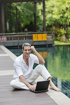 포토 JPG 주간 전신 서양인 외국인 백인 해외기획촬영 남자 여유 2013년태국 40대 중년 비즈니스 휴식 수영장 한명 미소 사람 앉기 손짓 성인 야외 앞모습 노트북 비즈니스맨 남자만 남자한명만 성인남자만 성인한명만 성인남자한명만 중년만 중년남자만 중년남자한명만 성인만 국내포토 자연요소 1 감정 뷰포인트 컨셉 모션 표정 인종 전자제품 직장인 파일형식