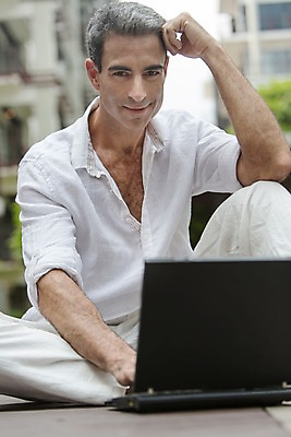 포토 JPG 주간 서양인 외국인 백인 해외기획촬영 남자 여유 2013년태국 40대 중년 비즈니스 휴식 한명 미소 사람 앉기 손짓 성인 야외 앞모습 노트북 비즈니스맨 남자만 남자한명만 성인남자만 성인한명만 성인남자한명만 중년만 중년남자만 중년남자한명만 성인만 국내포토 자연요소 1 감정 뷰포인트 컨셉 모션 표정 인종 전자제품 직장인 파일형식