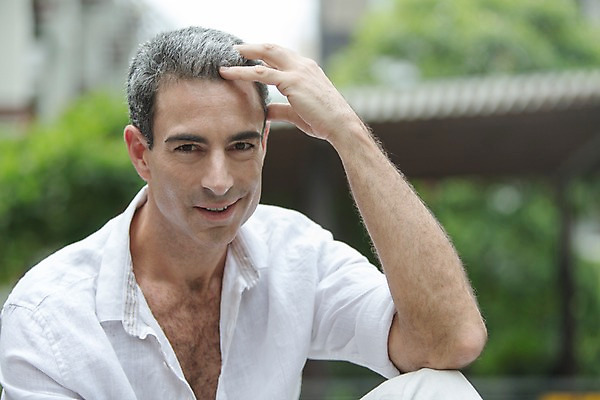 포토 JPG 주간 서양인 외국인 백인 해외기획촬영 남자 여유 2013년태국 40대 중년 비즈니스 휴식 한명 미소 사람 앉기 손짓 상반신 성인 야외 앞모습 비즈니스맨 남자만 남자한명만 성인남자만 성인한명만 성인남자한명만 중년만 중년남자만 중년남자한명만 성인만 국내포토 자연요소 1 감정 뷰포인트 컨셉 모션 표정 인종 직장인 파일형식