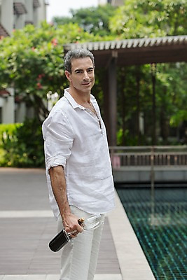 포토 JPG 주간 서양인 외국인 백인 해외기획촬영 남자 여유 2013년태국 40대 중년 와인잔 비즈니스 휴식 수영장 한명 서기 미소 들기 사람 상반신 성인 야외 와인 비즈니스맨 남자만 남자한명만 성인남자만 성인한명만 성인남자한명만 중년만 중년남자만 중년남자한명만 성인만 국내포토 자연요소 1 감정 컨셉 술잔 모션 주류 표정 인종 직장인 파일형식