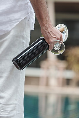 포토 JPG 주간 서양인 외국인 백인 해외기획촬영 손 남자 여유 2013년태국 40대 중년 와인잔 비즈니스 휴식 한명 들기 사람 성인 야외 신체부위 와인 비즈니스맨 성인한명만 중년만 성인만 혼족 국내포토 자연요소 1 감정 컨셉 술잔 모션 주류 인종 직장인 싱글라이프 파일형식