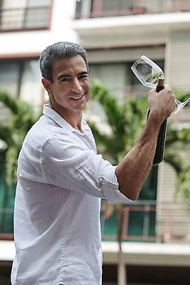 포토 JPG 주간 서양인 외국인 백인 해외기획촬영 남자 여유 2013년태국 40대 중년 와인잔 비즈니스 휴식 한명 서기 미소 들기 사람 상반신 성인 야외 옆모습 와인 비즈니스맨 남자만 남자한명만 성인남자만 성인한명만 성인남자한명만 중년만 중년남자만 중년남자한명만 성인만 혼족 국내포토 자연요소 1 감정 뷰포인트 컨셉 술잔 모션 주류 표정 인종 직장인 싱글라이프 파일형식