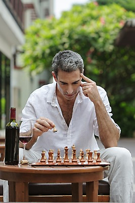 포토 JPG 주간 서양인 외국인 백인 해외기획촬영 남자 여유 2013년태국 40대 중년 생각 와인잔 비즈니스 탁자 휴식 한명 들기 사람 앉기 상반신 성인 야외 앞모습 와인 게임 비즈니스맨 체스말 체스 고민 남자만 남자한명만 성인남자만 성인한명만 성인남자한명만 중년만 중년남자만 중년남자한명만 성인만 혼족 국내포토 자연요소 1 감정 뷰포인트 가구 컨셉 술잔 모션 놀이 주류 인종 말_게임 직장인 싱글라이프 파일형식