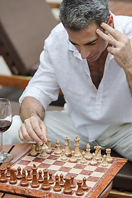 포토 JPG 주간 서양인 외국인 백인 해외기획촬영 남자 여유 2013년태국 40대 중년 생각 와인잔 비즈니스 휴식 한명 사람 앉기 손짓 상반신 성인 야외 앞모습 와인 비즈니스맨 체스 고민 남자만 남자한명만 성인남자만 성인한명만 성인남자한명만 중년만 중년남자만 중년남자한명만 성인만 혼족 국내포토 자연요소 1 감정 뷰포인트 컨셉 술잔 모션 놀이 주류 인종 직장인 싱글라이프 파일형식