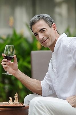 포토 JPG 주간 서양인 외국인 백인 해외기획촬영 남자 여유 2013년태국 40대 중년 와인잔 비즈니스 휴식 한명 미소 들기 사람 앉기 상반신 성인 야외 옆모습 와인 게임 비즈니스맨 체스 남자만 남자한명만 성인남자만 성인한명만 성인남자한명만 중년만 중년남자만 중년남자한명만 성인만 혼족 국내포토 자연요소 1 감정 뷰포인트 컨셉 술잔 모션 놀이 주류 표정 인종 직장인 싱글라이프 파일형식