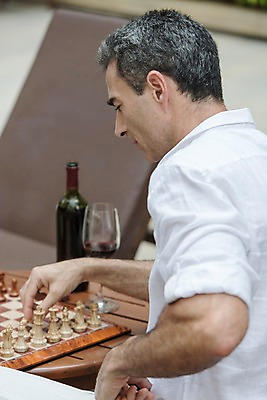 포토 JPG 주간 서양인 외국인 백인 해외기획촬영 남자 여유 2013년태국 40대 중년 와인잔 비즈니스 탁자 휴식 한명 사람 앉기 상반신 성인 야외 옆모습 와인 게임 비즈니스맨 체스 남자만 남자한명만 성인남자만 성인한명만 성인남자한명만 중년만 중년남자만 중년남자한명만 성인만 혼족 국내포토 자연요소 1 감정 뷰포인트 가구 컨셉 술잔 모션 놀이 주류 인종 직장인 싱글라이프 파일형식