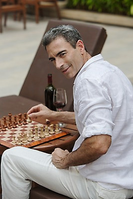 포토 JPG 주간 서양인 외국인 백인 해외기획촬영 남자 여유 2013년태국 40대 중년 와인잔 비즈니스 탁자 휴식 한명 미소 사람 앉기 상반신 성인 야외 뒷모습 와인 게임 비즈니스맨 뒤돌아보기 체스 선베드 남자만 남자한명만 성인남자만 성인한명만 성인남자한명만 중년만 중년남자만 중년남자한명만 성인만 혼족 국내포토 자연요소 1 감정 뷰포인트 가구 컨셉 술잔 의자 모션 놀이 주류 표정 인종 직장인 싱글라이프 파일형식