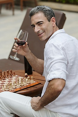 포토 JPG 주간 서양인 외국인 백인 해외기획촬영 남자 여유 2013년태국 40대 중년 와인잔 비즈니스 탁자 휴식 한명 미소 들기 사람 앉기 상반신 성인 야외 뒷모습 와인 게임 비즈니스맨 뒤돌아보기 체스 선베드 남자만 남자한명만 성인남자만 성인한명만 성인남자한명만 중년만 중년남자만 중년남자한명만 성인만 혼족 국내포토 자연요소 1 감정 뷰포인트 가구 컨셉 술잔 의자 모션 놀이 주류 표정 인종 직장인 싱글라이프 파일형식