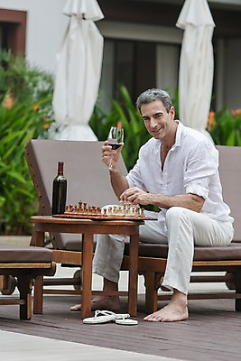 포토 JPG 주간 전신 서양인 외국인 백인 해외기획촬영 남자 여유 2013년태국 40대 중년 와인잔 비즈니스 탁자 휴식 한명 미소 들기 사람 앉기 성인 야외 와인 게임 비즈니스맨 체스 선베드 남자만 남자한명만 성인남자만 성인한명만 성인남자한명만 중년만 중년남자만 중년남자한명만 성인만 혼족 국내포토 자연요소 1 감정 가구 컨셉 술잔 의자 모션 놀이 주류 표정 인종 직장인 싱글라이프 파일형식