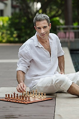 포토 JPG 주간 서양인 외국인 백인 해외기획촬영 남자 여유 2013년태국 40대 중년 비즈니스 휴식 수영장 한명 미소 사람 앉기 상반신 성인 야외 앞모습 게임 비즈니스맨 체스 남자만 남자한명만 성인남자만 성인한명만 성인남자한명만 중년만 중년남자만 중년남자한명만 성인만 국내포토 자연요소 1 감정 뷰포인트 컨셉 모션 놀이 표정 인종 직장인 파일형식