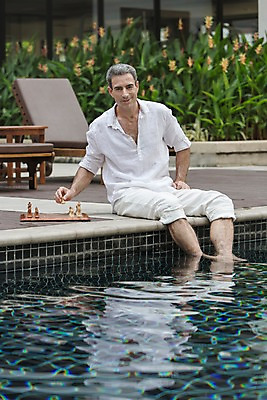 포토 JPG 주간 서양인 외국인 백인 해외기획촬영 남자 여유 2013년태국 40대 중년 비즈니스 휴식 수영장 한명 미소 사람 앉기 상반신 성인 야외 앞모습 게임 비즈니스맨 체스 선베드 발담그기 남자만 남자한명만 성인남자만 성인한명만 성인남자한명만 중년만 중년남자만 중년남자한명만 성인만 국내포토 자연요소 1 감정 뷰포인트 컨셉 의자 모션 놀이 표정 인종 직장인 파일형식