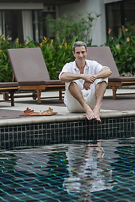 포토 JPG 주간 전신 서양인 외국인 백인 해외기획촬영 남자 여유 2013년태국 40대 중년 비즈니스 휴식 수영장 한명 미소 사람 앉기 성인 야외 앞모습 게임 비즈니스맨 체스 선베드 남자만 남자한명만 성인남자만 성인한명만 성인남자한명만 중년만 중년남자만 중년남자한명만 성인만 국내포토 자연요소 1 감정 뷰포인트 컨셉 의자 모션 놀이 표정 인종 직장인 파일형식