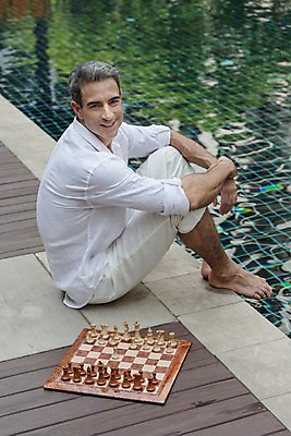 포토 JPG 주간 전신 서양인 외국인 백인 해외기획촬영 남자 여유 2013년태국 40대 중년 비즈니스 휴식 수영장 한명 미소 사람 앉기 성인 야외 옆모습 게임 비즈니스맨 체스 남자만 남자한명만 성인남자만 성인한명만 성인남자한명만 중년만 중년남자만 중년남자한명만 성인만 국내포토 자연요소 1 감정 뷰포인트 컨셉 모션 놀이 표정 인종 직장인 파일형식