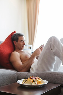 포토 JPG 서양인 외국인 백인 해외기획촬영 남자 2013년태국 40대 중년 비즈니스 호텔 휴식 상의탈의 실내 샌드위치 한명 들기 사람 상반신 성인 옆모습 소파 눕기 직장인 비즈니스맨 전화기 남자만 남자한명만 성인남자만 성인한명만 성인남자한명만 중년만 중년남자만 중년남자한명만 성인만 국내포토 직업 1 음식 뷰포인트 컨셉 의자 모션 숙소 탈의 인종 내부 파일형식