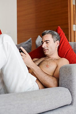 포토 JPG 서양인 외국인 백인 해외기획촬영 남자 2013년태국 40대 중년 비즈니스 호텔 휴식 상의탈의 실내 한명 들기 사람 상반신 성인 옆모습 스마트폰 소파 눕기 직장인 비즈니스맨 남자만 남자한명만 성인남자만 성인한명만 성인남자한명만 중년만 중년남자만 중년남자한명만 성인만 국내포토 직업 1 뷰포인트 컨셉 의자 모션 숙소 탈의 인종 내부 핸드폰 스마트기기 파일형식