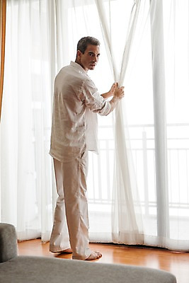 포토 JPG 전신 서양인 외국인 백인 해외기획촬영 남자 2013년태국 40대 중년 비즈니스 호텔 휴식 실내 한명 서기 사람 성인 뒷모습 커튼 비즈니스맨 뒤돌아보기 닫기 남자만 남자한명만 성인남자만 성인한명만 성인남자한명만 중년만 중년남자만 중년남자한명만 성인만 국내포토 1 뷰포인트 컨셉 모션 숙소 인종 내부 직장인 파일형식