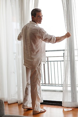 포토 JPG 전신 서양인 외국인 백인 해외기획촬영 남자 2013년태국 40대 중년 비즈니스 창문 호텔 휴식 실내 한명 서기 사람 성인 뒷모습 커튼 비즈니스맨 오픈 뒤돌아보기 남자만 남자한명만 성인남자만 성인한명만 성인남자한명만 중년만 중년남자만 중년남자한명만 성인만 국내포토 1 뷰포인트 컨셉 모션 숙소 인종 내부 직장인 파일형식