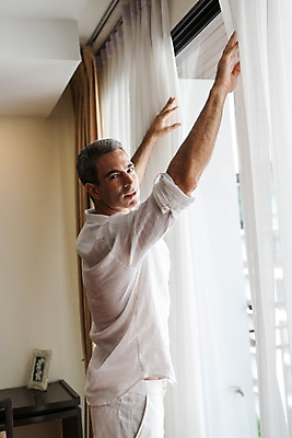 포토 JPG 서양인 외국인 백인 해외기획촬영 남자 2013년태국 40대 중년 비즈니스 창문 호텔 휴식 실내 한명 서기 사람 손짓 상반신 성인 옆모습 커튼 비즈니스맨 오픈 남자만 남자한명만 성인남자만 성인한명만 성인남자한명만 중년만 중년남자만 중년남자한명만 성인만 국내포토 1 뷰포인트 컨셉 모션 숙소 인종 내부 직장인 파일형식