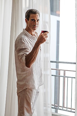 포토 JPG 서양인 외국인 백인 해외기획촬영 남자 여유 2013년태국 40대 중년 와인잔 비즈니스 창문 호텔 휴식 실내 한명 서기 들기 사람 상반신 성인 와인 비즈니스맨 남자만 남자한명만 성인남자만 성인한명만 성인남자한명만 중년만 중년남자만 중년남자한명만 성인만 혼족 국내포토 1 감정 컨셉 술잔 모션 숙소 주류 인종 내부 직장인 싱글라이프 파일형식