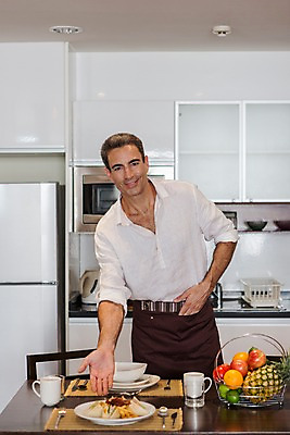 포토 JPG 서양인 외국인 백인 해외기획촬영 남자 2013년태국 40대 중년 과일 비즈니스 탁자 호텔 휴식 실내 요리 한명 서기 미소 사람 손짓 상반신 성인 앞모습 컵 주방 가리킴 비즈니스맨 남자만 남자한명만 성인남자만 성인한명만 성인남자한명만 중년만 중년남자만 중년남자한명만 성인만 국내포토 1 식기 뷰포인트 가구 컨셉 모션 숙소 표정 인종 내부 직장인 파일형식