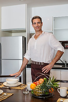 포토 JPG 서양인 외국인 백인 해외기획촬영 접시 남자 2013년태국 40대 중년 과일 비즈니스 탁자 호텔 휴식 실내 요리 한명 서기 미소 사람 상반신 성인 앞모습 주방 비즈니스맨 남자만 남자한명만 성인남자만 성인한명만 성인남자한명만 중년만 중년남자만 중년남자한명만 성인만 국내포토 1 식기 뷰포인트 가구 컨셉 모션 숙소 표정 인종 내부 직장인 파일형식