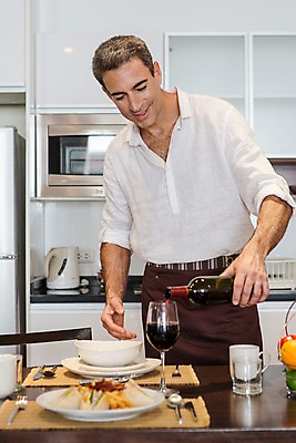 포토 JPG 서양인 외국인 백인 해외기획촬영 남자 음식 2013년태국 40대 중년 와인잔 비즈니스 호텔 휴식 실내 샌드위치 한명 서기 미소 들기 사람 상반신 성인 앞모습 컵 주방 와인 비즈니스맨 붓기 남자만 남자한명만 성인남자만 성인한명만 성인남자한명만 중년만 중년남자만 중년남자한명만 성인만 혼족 국내포토 1 식기 뷰포인트 컨셉 술잔 모션 숙소 주류 표정 인종 내부 직장인 싱글라이프 파일형식