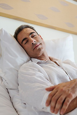 포토 JPG 서양인 외국인 백인 해외기획촬영 남자 2013년태국 40대 중년 베개 호텔 휴식 실내 한명 사람 상반신 성인 눕기 눈감음 침대 잠 남자만 남자한명만 성인남자만 성인한명만 성인남자한명만 중년만 중년남자만 중년남자한명만 성인만 국내포토 1 가구 컨셉 침구 모션 숙소 인종 내부 파일형식