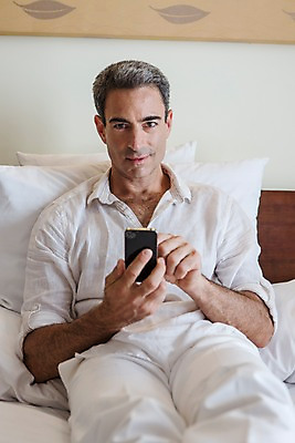 포토 JPG 서양인 외국인 백인 해외기획촬영 남자 2013년태국 40대 중년 베개 호텔 휴식 실내 한명 미소 들기 사람 앉기 상반신 성인 앞모습 스마트폰 기댐 침대 웹서핑 남자만 남자한명만 성인남자만 성인한명만 성인남자한명만 중년만 중년남자만 중년남자한명만 성인만 국내포토 1 뷰포인트 가구 컨셉 침구 모션 숙소 표정 인종 내부 핸드폰 스마트기기 파일형식