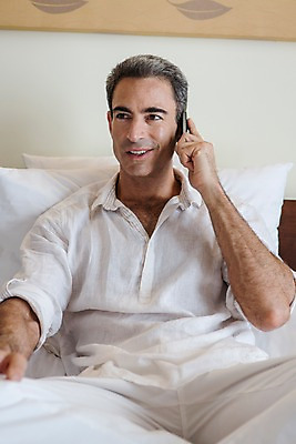 포토 JPG 서양인 외국인 백인 해외기획촬영 남자 2013년태국 40대 중년 베개 호텔 휴식 실내 한명 미소 들기 사람 앉기 상반신 성인 앞모습 침대 전화기 통화 남자만 남자한명만 성인남자만 성인한명만 성인남자한명만 중년만 중년남자만 중년남자한명만 성인만 국내포토 1 뷰포인트 가구 컨셉 침구 모션 숙소 표정 인종 내부 파일형식