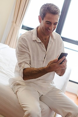 포토 JPG 서양인 외국인 백인 해외기획촬영 남자 2013년태국 40대 중년 창문 호텔 휴식 실내 한명 미소 들기 사람 앉기 상반신 성인 앞모습 스마트폰 침대 웹서핑 남자만 남자한명만 성인남자만 성인한명만 성인남자한명만 중년만 중년남자만 중년남자한명만 성인만 국내포토 1 뷰포인트 가구 컨셉 모션 숙소 표정 인종 내부 핸드폰 스마트기기 파일형식