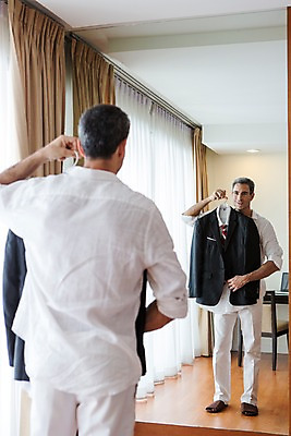 포토 JPG 서양인 외국인 백인 해외기획촬영 남자 2013년태국 40대 중년 비즈니스 호텔 휴식 실내 한명 서기 들기 사람 정장 상반신 성인 뒷모습 거울 비즈니스맨 출근준비 남자만 남자한명만 성인남자만 성인한명만 성인남자한명만 중년만 중년남자만 중년남자한명만 성인만 국내포토 1 옷 뷰포인트 컨셉 모션 숙소 인종 내부 직장인 출근 파일형식