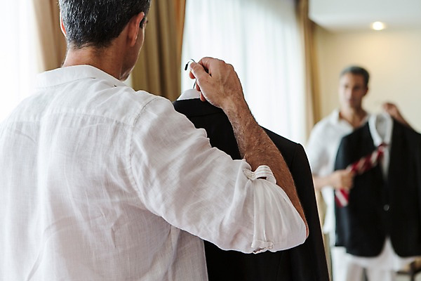 포토 JPG 서양인 외국인 백인 해외기획촬영 남자 2013년태국 40대 중년 비즈니스 호텔 휴식 실내 한명 서기 들기 사람 정장 상반신 성인 뒷모습 아웃포커스 거울 비즈니스맨 출근준비 남자만 남자한명만 성인남자만 성인한명만 성인남자한명만 중년만 중년남자만 중년남자한명만 성인만 국내포토 1 옷 뷰포인트 컨셉 모션 숙소 촬영기법 인종 내부 직장인 출근 파일형식