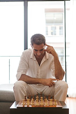 포토 JPG 서양인 외국인 백인 해외기획촬영 남자 2013년태국 40대 중년 생각 창문 호텔 휴식 실내 한명 사람 앉기 손짓 상반신 성인 앞모습 소파 게임 체스 고민 남자만 남자한명만 성인남자만 성인한명만 성인남자한명만 중년만 중년남자만 중년남자한명만 성인만 국내포토 1 감정 뷰포인트 컨셉 의자 모션 놀이 숙소 인종 내부 파일형식