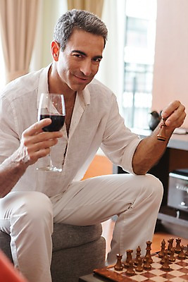 포토 JPG 서양인 외국인 백인 해외기획촬영 남자 2013년태국 40대 중년 와인잔 호텔 휴식 실내 한명 미소 들기 사람 앉기 상반신 성인 앞모습 소파 와인 게임 체스 남자만 남자한명만 성인남자만 성인한명만 성인남자한명만 중년만 중년남자만 중년남자한명만 성인만 혼족 국내포토 1 뷰포인트 컨셉 술잔 의자 모션 놀이 숙소 주류 표정 인종 내부 싱글라이프 파일형식