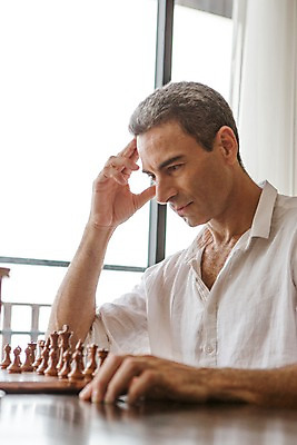 포토 JPG 서양인 외국인 백인 해외기획촬영 남자 2013년태국 40대 중년 생각 창문 호텔 휴식 실내 한명 사람 앉기 손짓 상반신 성인 옆모습 게임 체스 고민 남자만 남자한명만 성인남자만 성인한명만 성인남자한명만 중년만 중년남자만 중년남자한명만 성인만 국내포토 1 감정 뷰포인트 컨셉 모션 놀이 숙소 인종 내부 파일형식