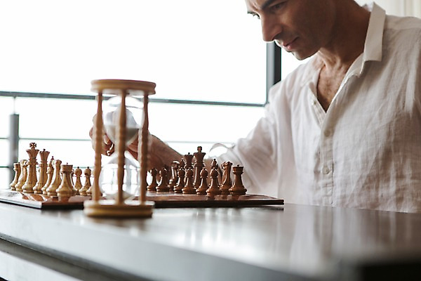 포토 JPG 서양인 외국인 백인 해외기획촬영 남자 2013년태국 40대 중년 생각 창문 호텔 휴식 실내 한명 사람 앉기 상반신 성인 옆모습 게임 시간 체스 모래시계 고민 남자만 남자한명만 성인남자만 성인한명만 성인남자한명만 중년만 중년남자만 중년남자한명만 성인만 국내포토 1 감정 모래 뷰포인트 시계 컨셉 모션 놀이 숙소 인종 내부 파일형식