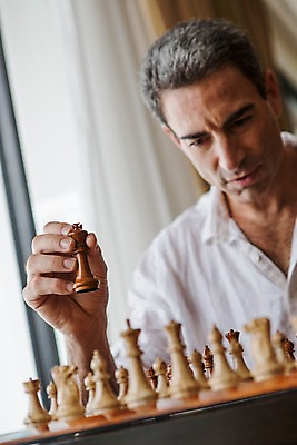 포토 JPG 서양인 외국인 백인 해외기획촬영 남자 2013년태국 40대 중년 생각 호텔 휴식 실내 한명 들기 사람 앉기 상반신 성인 앞모습 게임 체스 고민 남자만 남자한명만 성인남자만 성인한명만 성인남자한명만 중년만 중년남자만 중년남자한명만 성인만 국내포토 1 감정 뷰포인트 컨셉 모션 놀이 숙소 인종 내부 파일형식