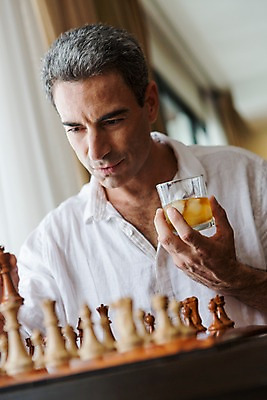 포토 JPG 서양인 외국인 백인 해외기획촬영 남자 2013년태국 40대 중년 생각 호텔 휴식 실내 한명 들기 사람 앉기 상반신 성인 앞모습 게임 체스 고민 위스키 남자만 남자한명만 성인남자만 성인한명만 성인남자한명만 중년만 중년남자만 중년남자한명만 성인만 국내포토 1 감정 뷰포인트 컨셉 모션 놀이 숙소 주류 인종 내부 파일형식