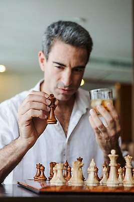 포토 JPG 서양인 외국인 백인 해외기획촬영 남자 2013년태국 40대 중년 생각 호텔 휴식 실내 한명 들기 사람 앉기 성인 앞모습 게임 체스 고민 위스키 남자만 남자한명만 성인남자만 성인한명만 성인남자한명만 중년만 중년남자만 중년남자한명만 성인만 국내포토 1 감정 뷰포인트 컨셉 모션 놀이 숙소 주류 인종 내부 파일형식