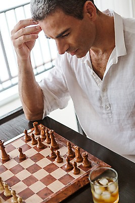 포토 JPG 서양인 외국인 백인 해외기획촬영 남자 2013년태국 40대 중년 생각 호텔 휴식 실내 한명 사람 앉기 손짓 상반신 성인 게임 체스 고민 위스키 남자만 남자한명만 성인남자만 성인한명만 성인남자한명만 중년만 중년남자만 중년남자한명만 성인만 국내포토 1 감정 컨셉 모션 놀이 숙소 주류 인종 내부 파일형식