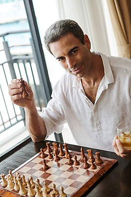 포토 JPG 서양인 외국인 백인 해외기획촬영 남자 2013년태국 40대 중년 창문 호텔 휴식 실내 한명 미소 들기 사람 앉기 상반신 성인 앞모습 게임 체스 위스키 남자만 남자한명만 성인남자만 성인한명만 성인남자한명만 중년만 중년남자만 중년남자한명만 성인만 국내포토 1 뷰포인트 컨셉 모션 놀이 숙소 주류 표정 인종 내부 파일형식