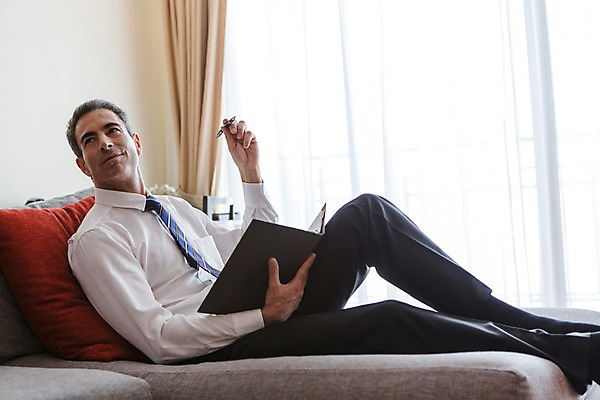 포토 JPG 전신 서양인 외국인 백인 해외기획촬영 남자 여유 2013년태국 40대 중년 비즈니스 창문 호텔 휴식 실내 한명 미소 들기 사람 앉기 정장 성인 소파 볼펜 다이어리 기댐 커튼 직장인 비즈니스맨 남자만 남자한명만 성인남자만 성인한명만 성인남자한명만 중년만 중년남자만 중년남자한명만 성인만 국내포토 직업 1 옷 감정 컨셉 의자 모션 숙소 표정 인종 내부 펜 사무용품 파일형식