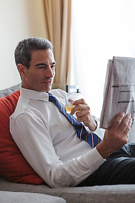 포토 JPG 서양인 외국인 백인 해외기획촬영 남자 2013년태국 40대 중년 비즈니스 호텔 휴식 실내 한명 들기 사람 앉기 정장 상반신 성인 소파 기댐 직장인 비즈니스맨 신문 위스키 남자만 남자한명만 성인남자만 성인한명만 성인남자한명만 중년만 중년남자만 중년남자한명만 성인만 국내포토 직업 1 옷 컨셉 의자 모션 숙소 주류 인종 내부 간행물 뉴스 파일형식