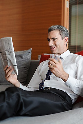 포토 JPG 서양인 외국인 백인 해외기획촬영 남자 2013년태국 40대 중년 비즈니스 호텔 휴식 실내 한명 미소 들기 사람 앉기 정장 상반신 성인 소파 기댐 비즈니스맨 신문 읽기 위스키 남자만 남자한명만 성인남자만 성인한명만 성인남자한명만 중년만 중년남자만 중년남자한명만 성인만 국내포토 1 옷 컨셉 의자 모션 숙소 주류 표정 인종 내부 간행물 직장인 뉴스 파일형식