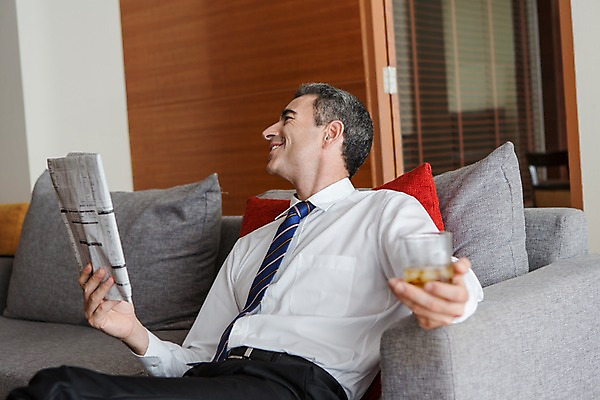 포토 JPG 서양인 외국인 백인 해외기획촬영 남자 2013년태국 40대 중년 비즈니스 호텔 휴식 실내 한명 들기 사람 정장 상반신 성인 소파 기댐 직장인 비즈니스맨 신문 위스키 남자만 남자한명만 성인남자만 성인한명만 성인남자한명만 중년만 중년남자만 중년남자한명만 성인만 국내포토 직업 1 옷 컨셉 의자 모션 숙소 주류 인종 내부 간행물 뉴스 파일형식