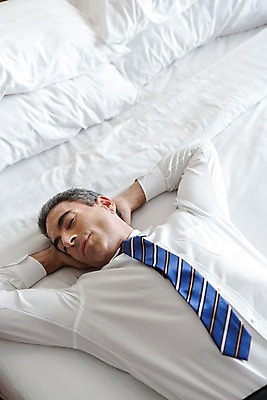 포토 JPG 서양인 외국인 백인 해외기획촬영 남자 2013년태국 40대 중년 비즈니스 베개 휴식 실내 한명 사람 정장 상반신 성인 앞모습 눕기 눈감음 침대 잠 직장인 비즈니스맨 남자만 남자한명만 성인남자만 성인한명만 성인남자한명만 중년만 중년남자만 중년남자한명만 성인만 국내포토 직업 1 옷 뷰포인트 가구 컨셉 침구 모션 인종 내부 파일형식